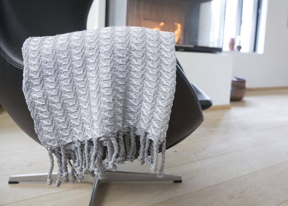 Decke mit Fransen aus 100 % Baumwolle – 135 x 200 cm. von Rugs’N’More