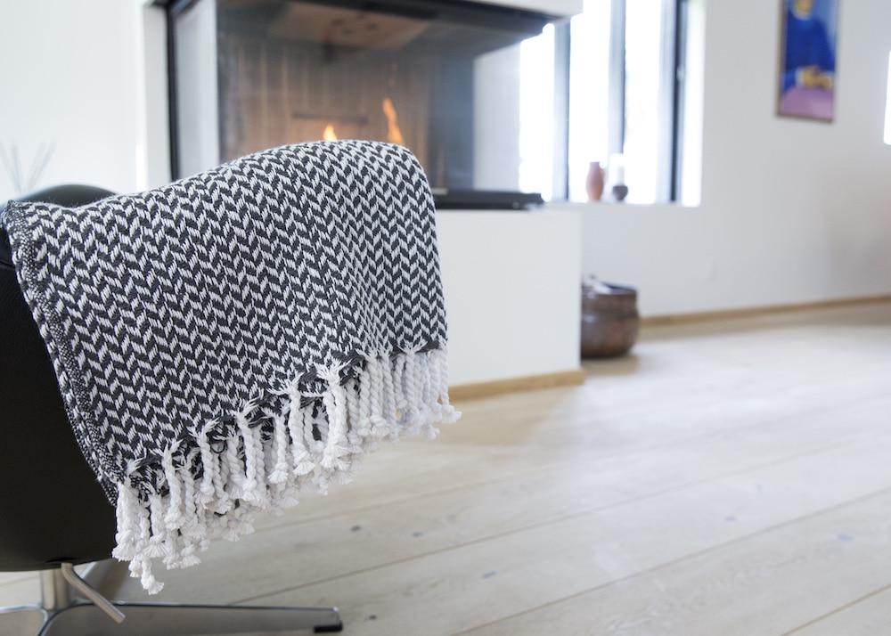 Decke mit Fransen aus 100 % Baumwolle – 135 x 200 cm. von Rugs’N’More