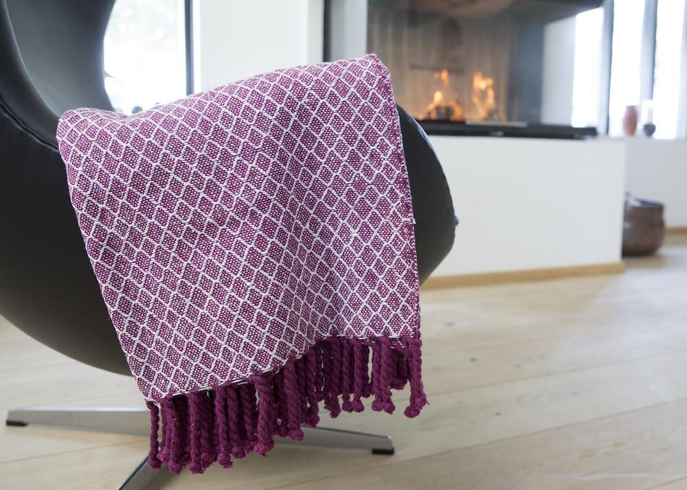 Decke mit Fransen aus 100 % Baumwolle – 135 x 200 cm. von Rugs’N’More