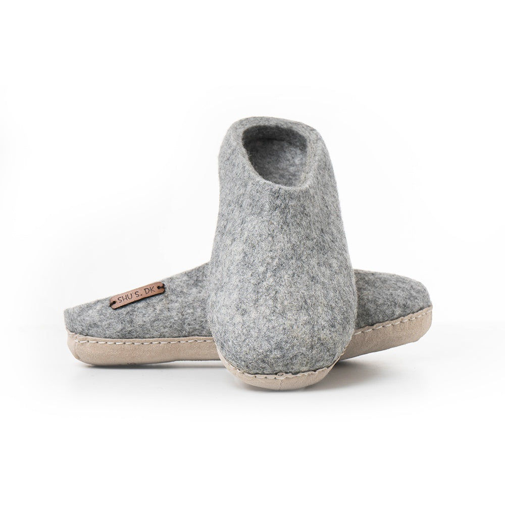 Wollpantoffel (100 % reine Wolle) – Modell Grau mit Ledersohle – Dänisches Design von SHUS