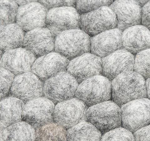 Kugelteppich handgefertigt aus 100 % reiner Wolle - Hellgrau