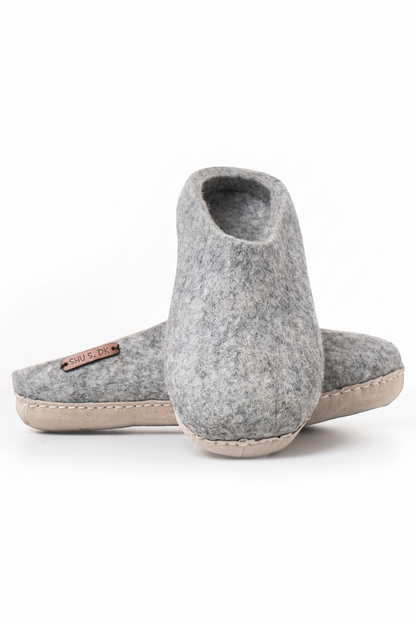 Wollpantoffel (100 % reine Wolle) – Modell Grau mit Ledersohle – Dänisches Design von SHUS