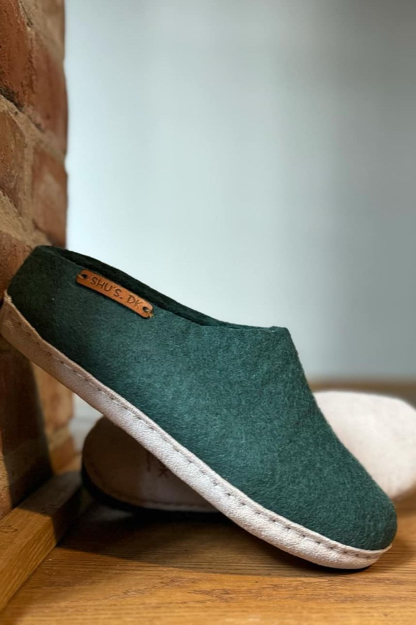 Wollpantoffel (100 % reine Wolle) – Modell Grün mit Ledersohle – Dänisches Design von SHUS