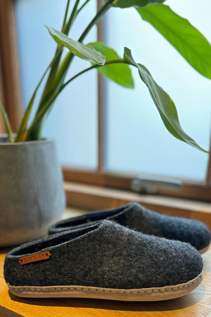 Wollpantoffel(100 % reine Wolle) – Modell Koks mit Sohle aus Leder – Dänisches Design von SHUS