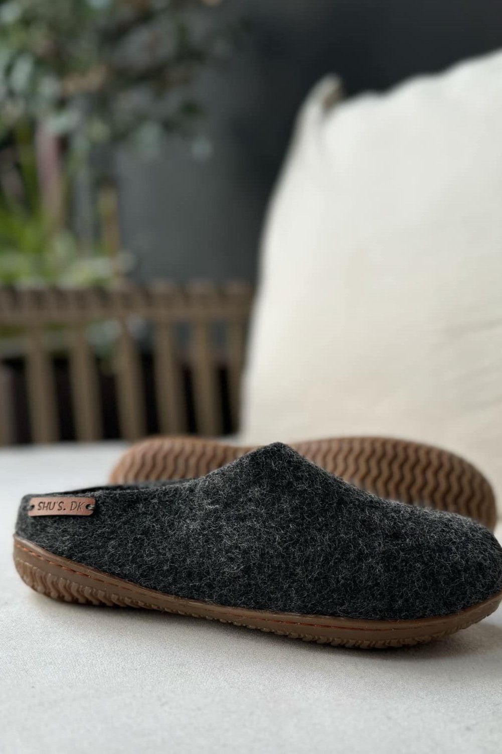 Wollpantoffel (100 % reine Wolle) – Modell Koks mit Gummisohle – Dänisches Design von SHUS