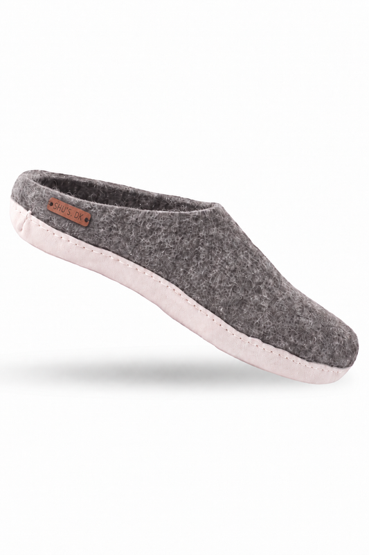 Wollpantoffel(100 % reine Wolle) – Modell Braun mit Ledersohle – Dänisches Design von SHUS