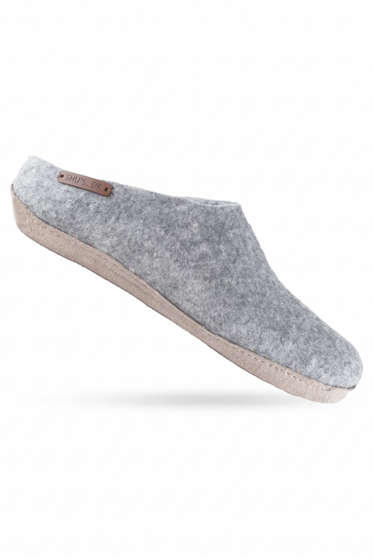 Wollpantoffel (100 % reine Wolle) – Modell Grau mit Ledersohle – Dänisches Design von SHUS