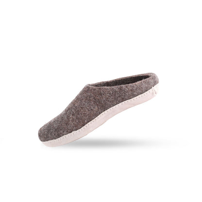 Wollpantoffel(100 % reine Wolle) – Modell Braun mit Ledersohle – Dänisches Design von SHUS