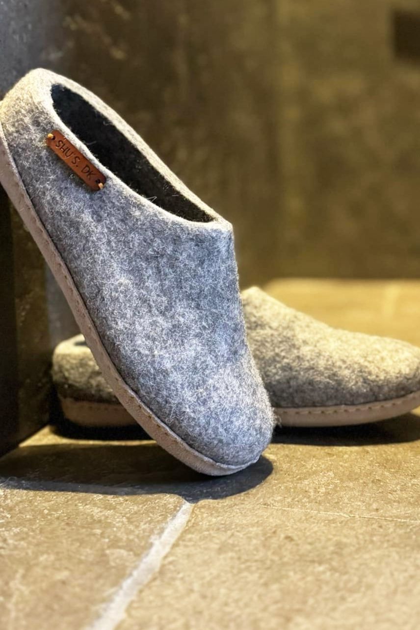 Wollpantoffel (100 % reine Wolle) – Modell Grau mit Ledersohle – Dänisches Design von SHUS