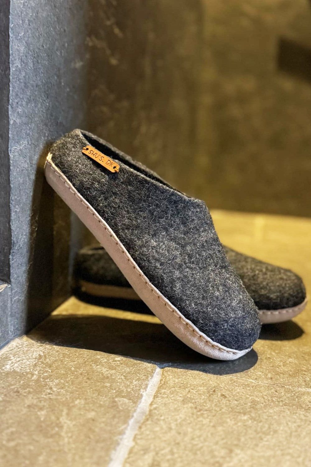 Wollpantoffel(100 % reine Wolle) – Modell Koks mit Sohle aus Leder – Dänisches Design von SHUS